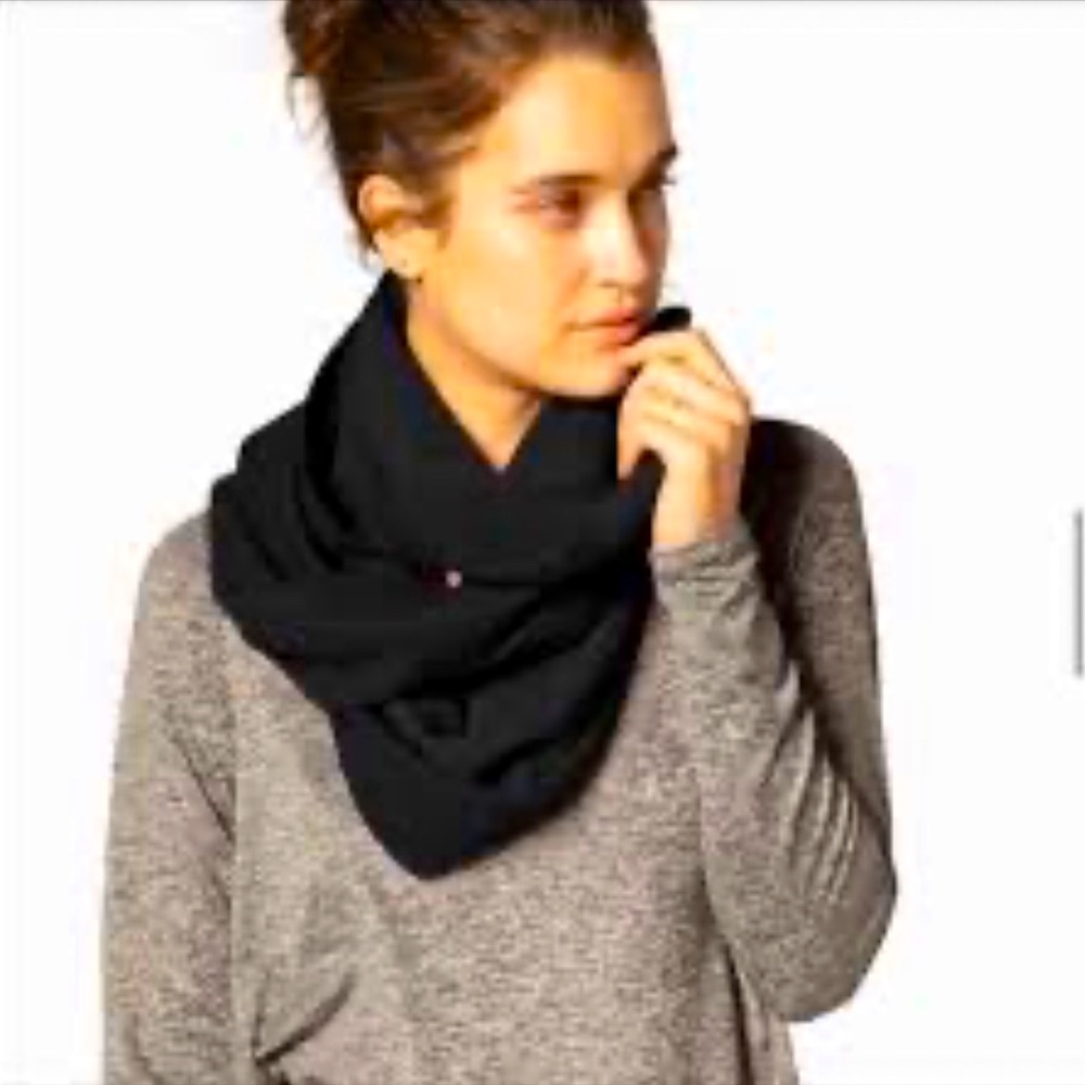 Beyond Yoga Hidden Pocket Infinity Scarf- black- nwt